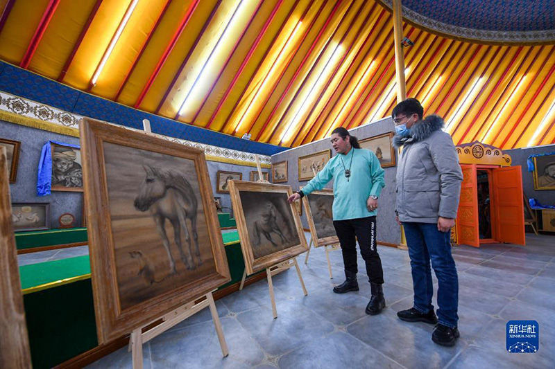 الرسم بالرمل .. فن يعتز به شاب في صحراء هونشانداك في منغوليا الداخلية