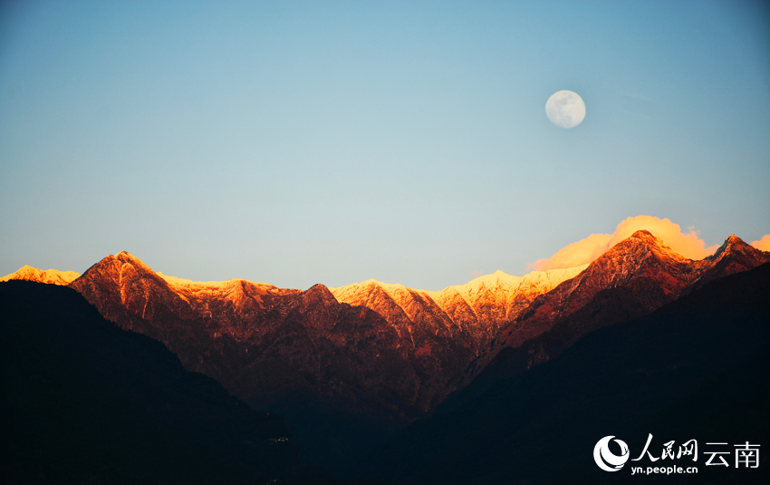 بالصور: جمال ورومانسية الطبيعة عند التقاء القمر والشمس على قمة جبل تسانغشان في دالي