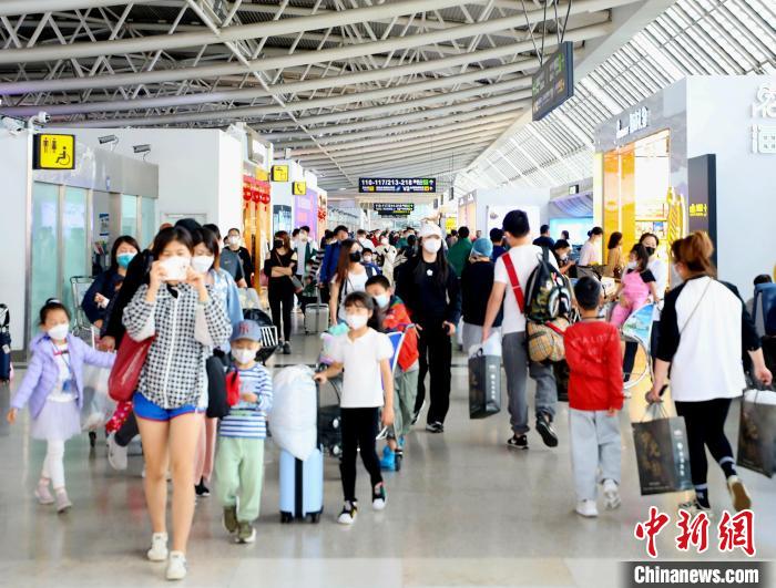 انتعاش السياحة الداخلية والخارجية مع تخفيف إجراءات السفر في الصين