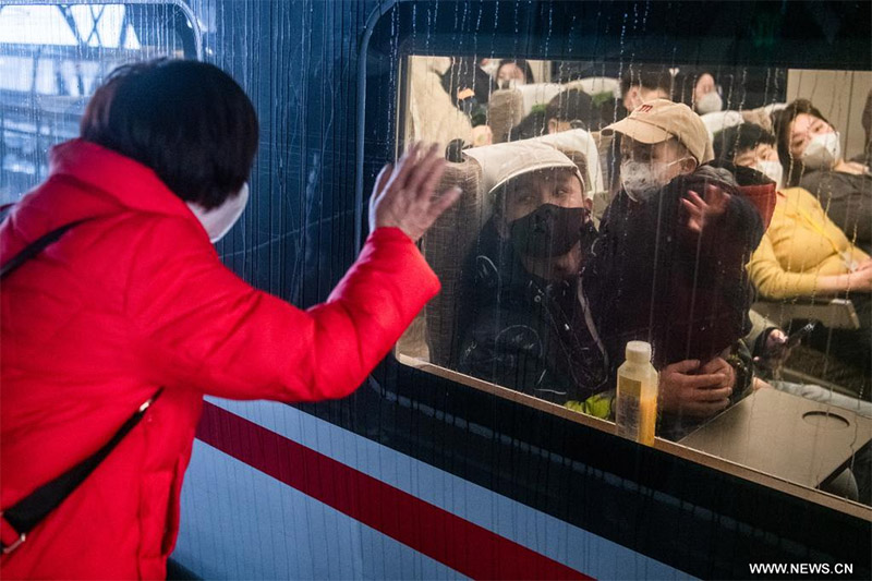 الصور: ذروة السفر خلال عيد الربيع في الصين