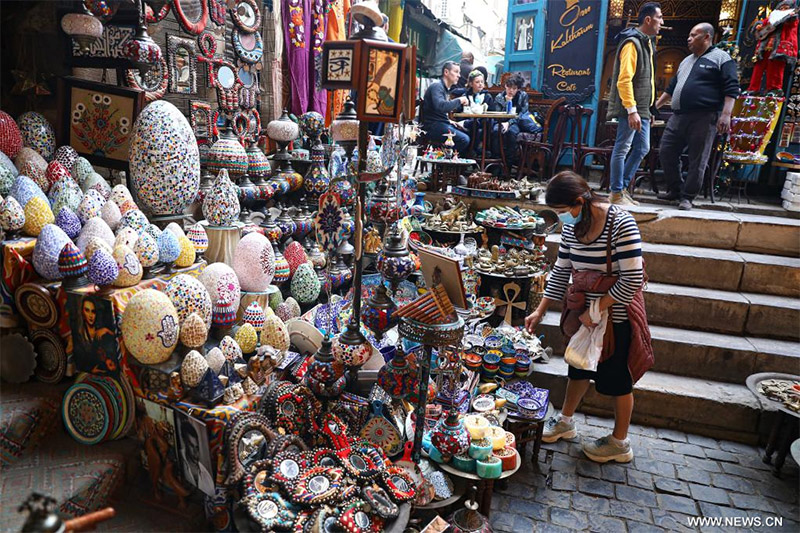 تحقيق إخباري: سوق خان الخليلي الشهيرة بمصر ترحب بعودة السياح الصينيين