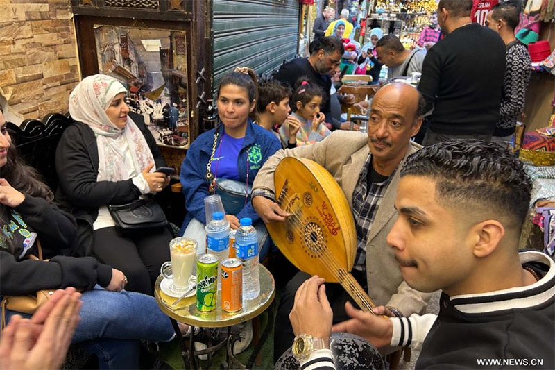 تحقيق إخباري: سوق خان الخليلي الشهيرة بمصر ترحب بعودة السياح الصينيين