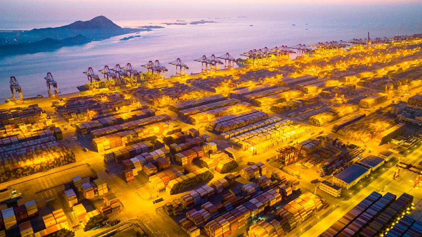 ميناء شانغهاي يحافظ على المركز الأول عالميا في سعة الشحن للعام الـ 13 على التوالي 