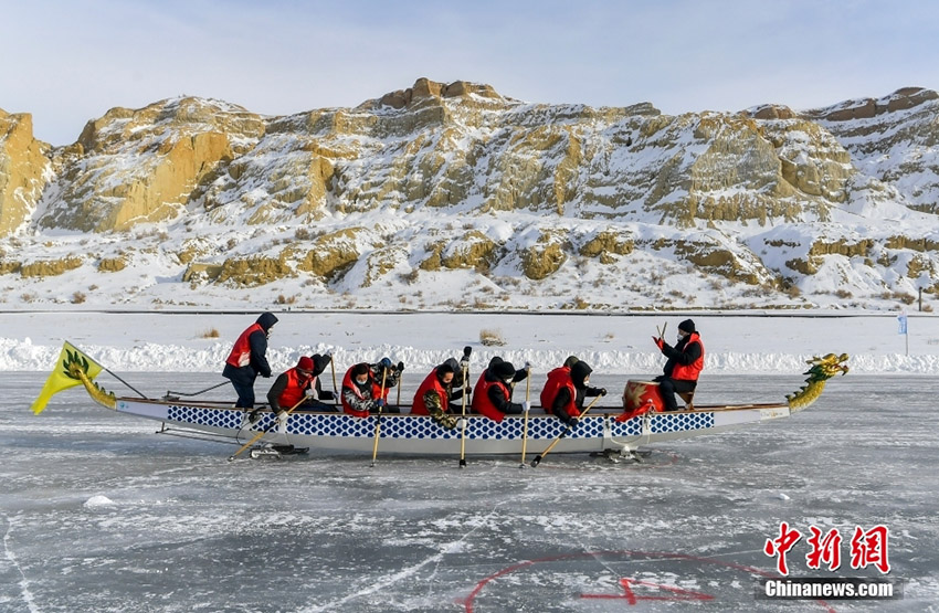 سباق قوارب التنين على الجليد ينطلق في بحيرة أولونغو بفوهاي، شينجيانغ