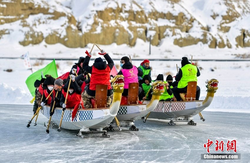سباق قوارب التنين على الجليد ينطلق في بحيرة أولونغو بفوهاي، شينجيانغ