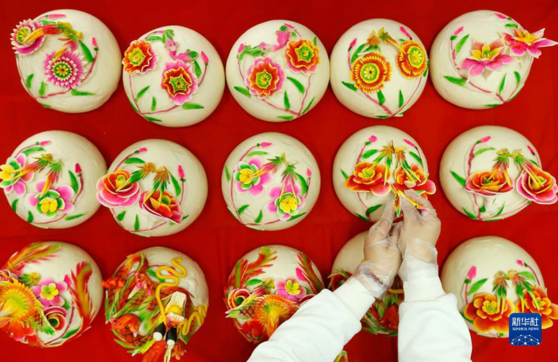 صناعة كعك الزهور للترحيب بمهرجان عيد الربيع