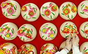 صناعة كعك الزهور للترحيب بمهرجان عيد الربيع