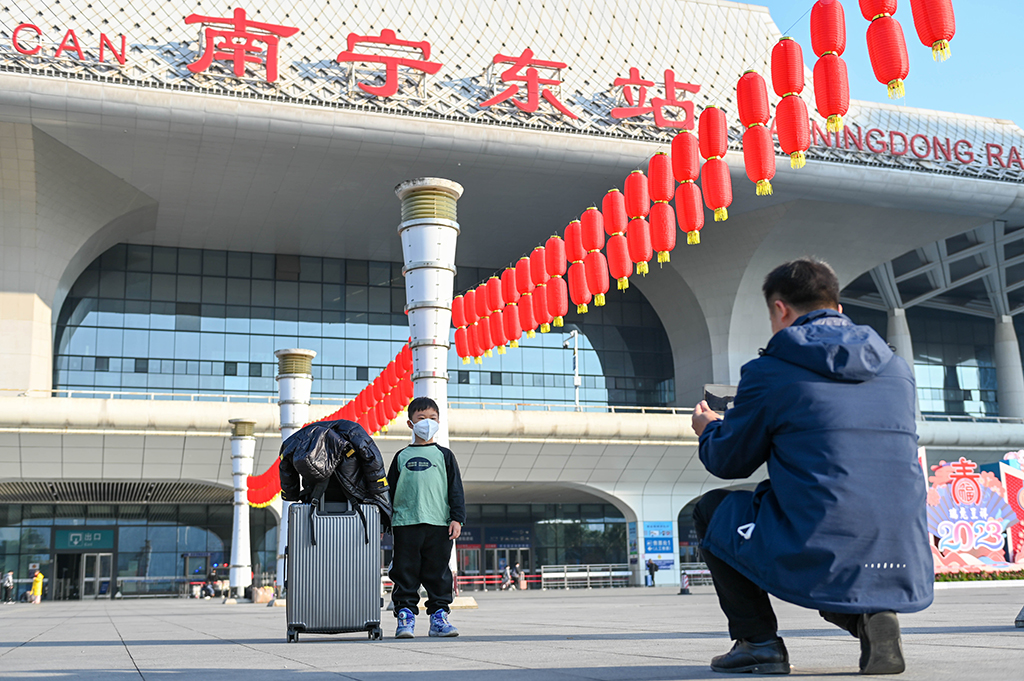 عودة مشهد صخب السفر والتنقل في عيد الربيع في الصين