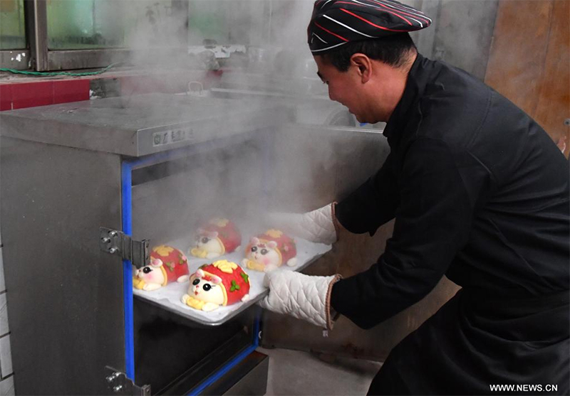 كعك على شكل أرنب في محل مخبوزات في مقاطعة خنان الصينية