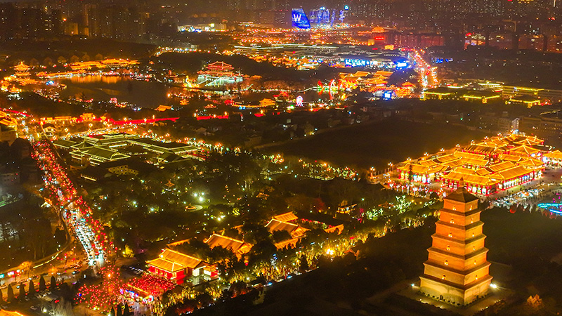  المدينة التي لا تنام أبداً .. مشهد ليلي لمدينة داتانغ بشيان وهي تستعد لاحتفالات عيد الربيع 