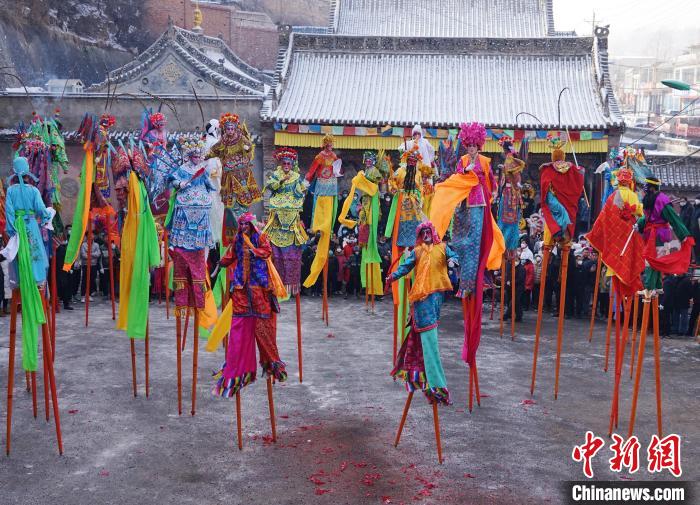 تشينغهاي: المشي على السيقان الخشبية الطويلة تجذب الانتباه خلال عروض مهرجان الربيع السنوي للفنون الشعبية