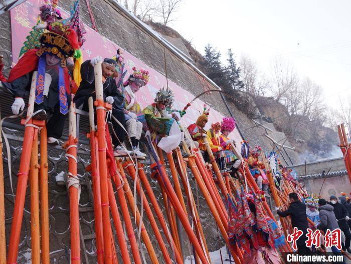 تشينغهاي: المشي على السيقان الخشبية الطويلة تجذب الانتباه خلال عروض مهرجان الربيع السنوي للفنون الشعبية