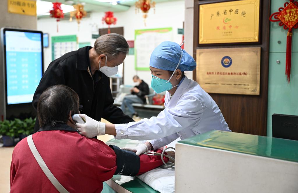  الأطقم الطبية تواصل عملها خلال عطلة عيد الربيع في الصين
