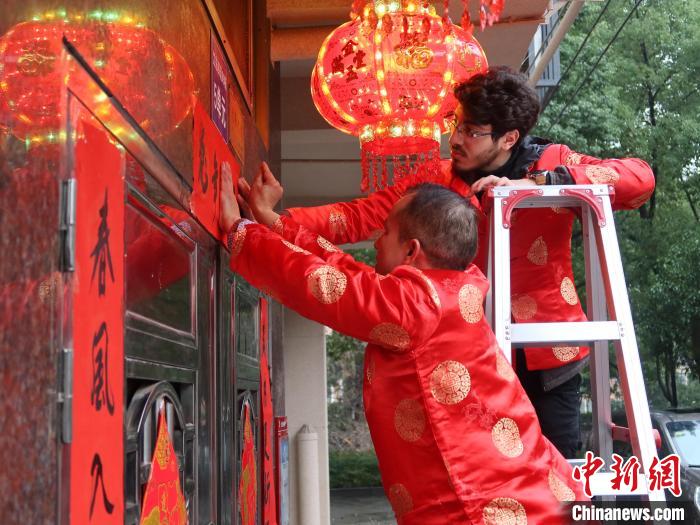 التجار الأجانب في ايوو يشاركون الصينيين الاحتفال بعيد الربيع