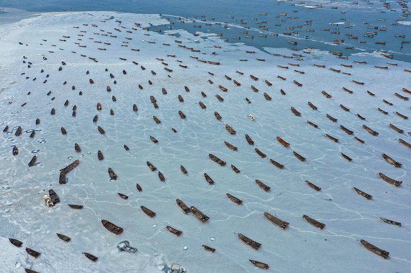 ميناء داليان ..  مشهد مذهل لقوارب صيد صامدة على سطح البحر الجليدي