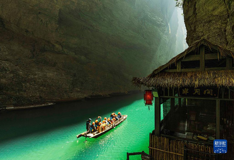 استمتاع السياح بركوب القوارب في وادي بينغشان بوسط الصين