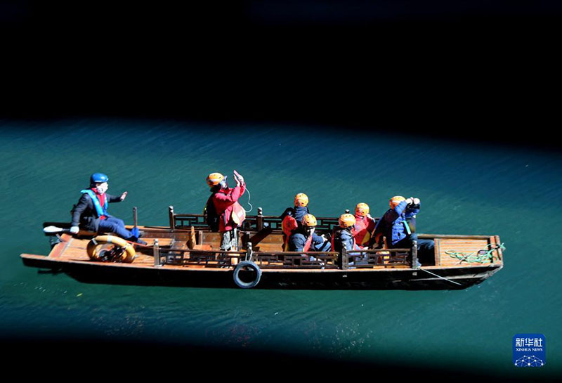 استمتاع السياح بركوب القوارب في وادي بينغشان بوسط الصين