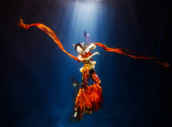 راقصة تحت الماء تجسد مشهدا في الشعر الصيني القديم