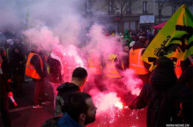 عمال فرنسا ينظمون إضرابا ثانيا احتجاجا على إصلاح نظام التقاعد