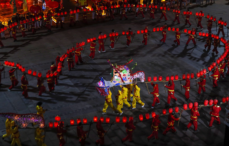 هوانغشان، آنهوي: رقصة التنين بطول 120 مترًا ترحباً بمهرجان الفوانيس