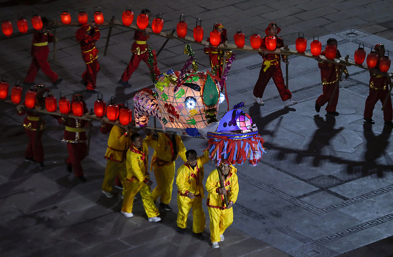 هوانغشان، آنهوي: رقصة التنين بطول 120 مترًا ترحباً بمهرجان الفوانيس