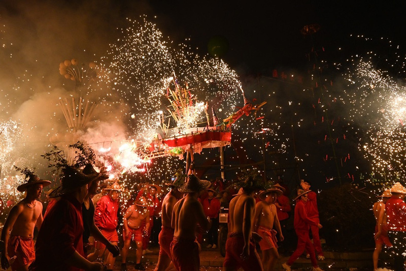 السياح في جيهيانغ (قوانغدونغ) يستمتعون بمشاهدة مهرجان التنين الناري