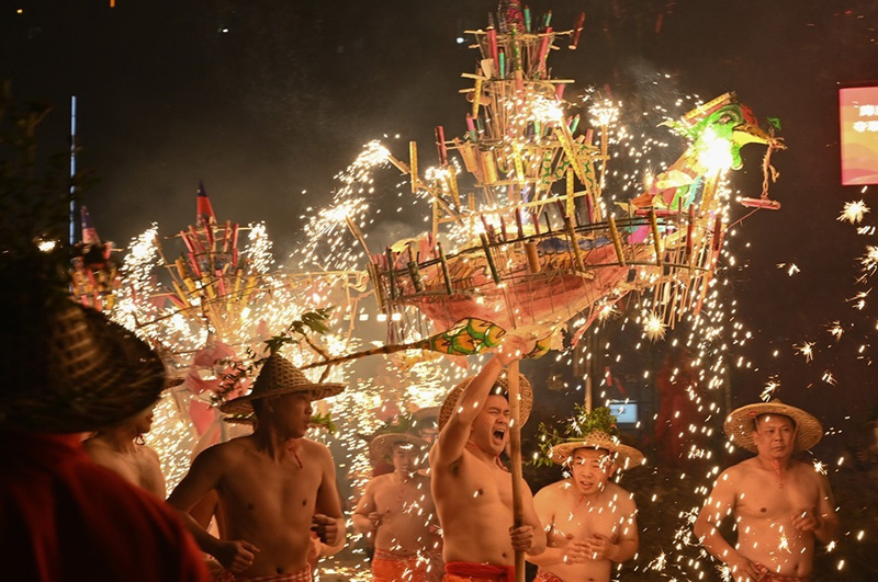 السياح في جيهيانغ (قوانغدونغ) يستمتعون بمشاهدة مهرجان التنين الناري