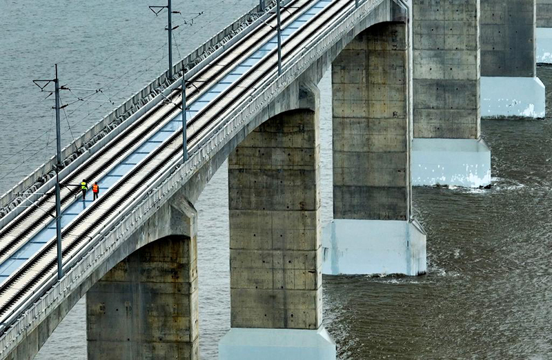 جسر للسكة الحديد فائقة السرعة قيد الإنشاء على البحر بجنوب شرقي الصين