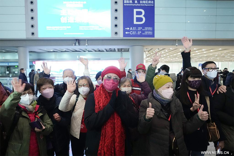 وصول أول مجموعة سياحية من هونغ كونغ إلى بكين بعد استئناف السفر بشكل كامل