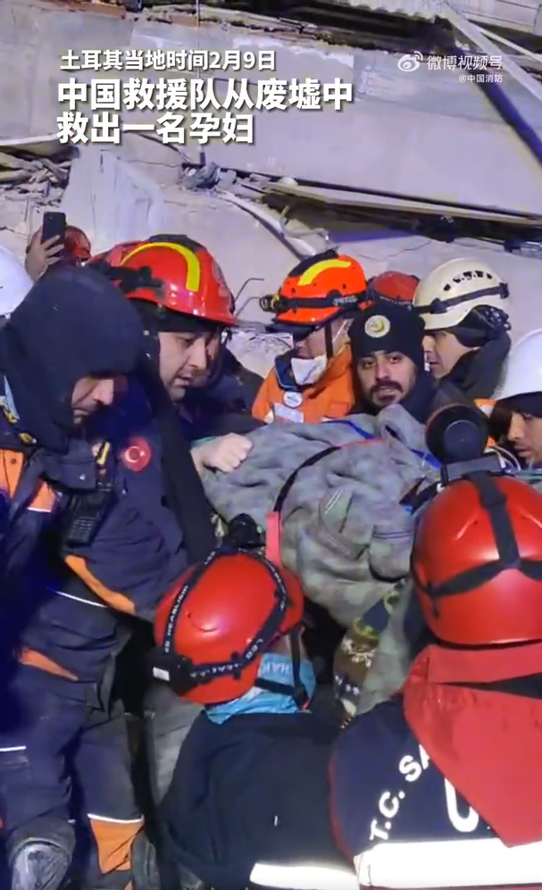 فريق إنقاذ صيني ينجح في إنقاذ امرأة حامل من تحت أنقاض الزلزال القوي الذي ضرب تركيا