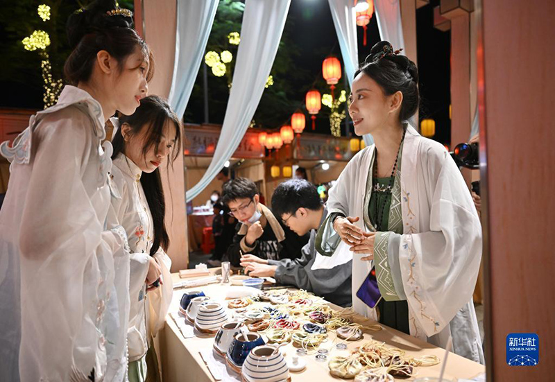 رواج النشاط التجاري في سوق بمدينة هايكو بجنوبي الصين