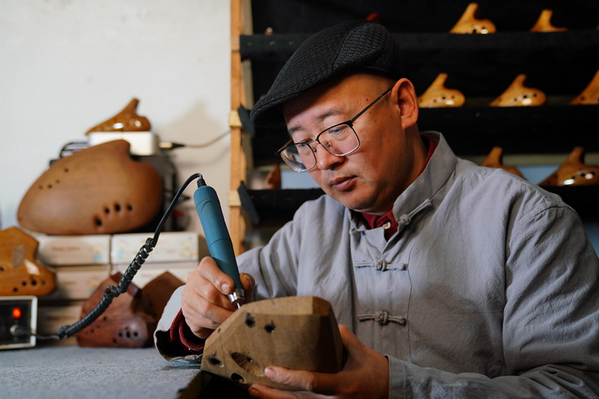  حرفي صيني يكرس 20 عامًا من عمره في البحث والتطوير ليتمكن الخشب من 