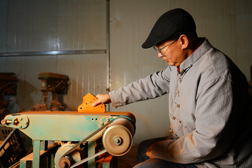  حرفي صيني يكرس 20 عامًا من عمره في البحث والتطوير ليتمكن الخشب من 