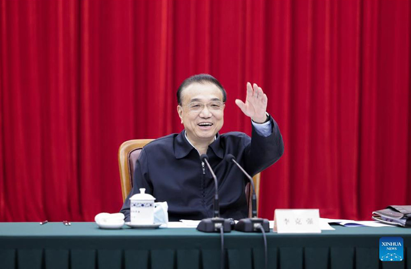 رئيس مجلس الدولة الصيني يشدد على الابتكار في تنظيم الاقتصاد الكلي وتعزيز الاستقرار الاقتصادي