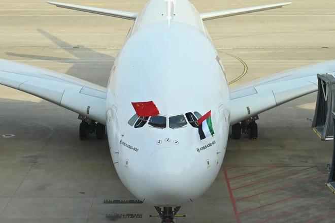 طيران الإمارات تستأنف الرحلات اليومية إلى بكين