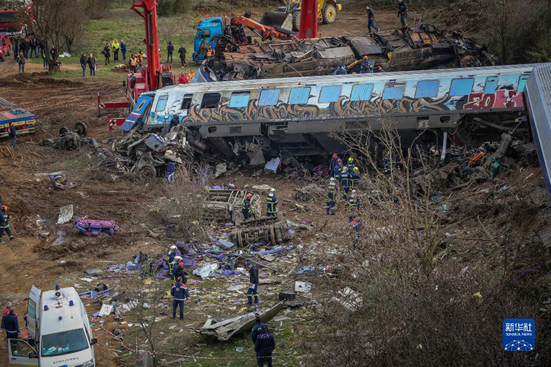 ارتفاع حصيلة قتلى حادث تصادم قطاري اليونان إلى 38