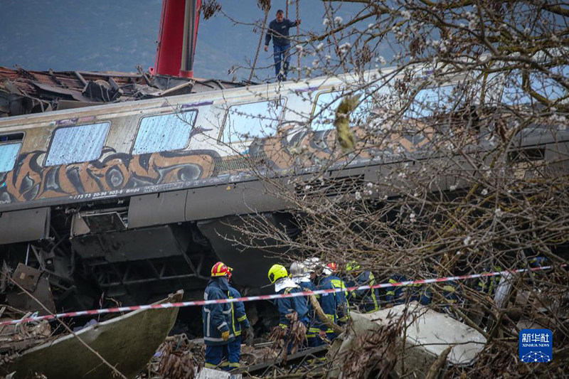ارتفاع حصيلة قتلى حادث تصادم قطاري اليونان إلى 38