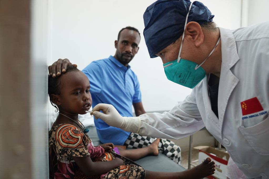 الصورة: الفريق الطبي الصيني في جيبوتي يواصل خدماته