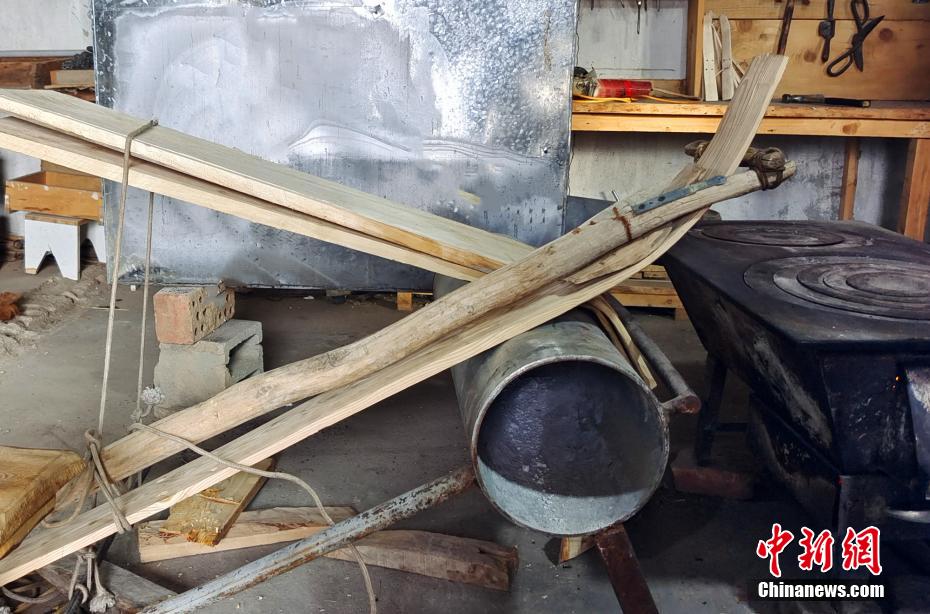 بدعم من الحكومة المحلية: صناعة الزلاجات التقليدية في شينجيانغ تعود إلى الحياة من جديد