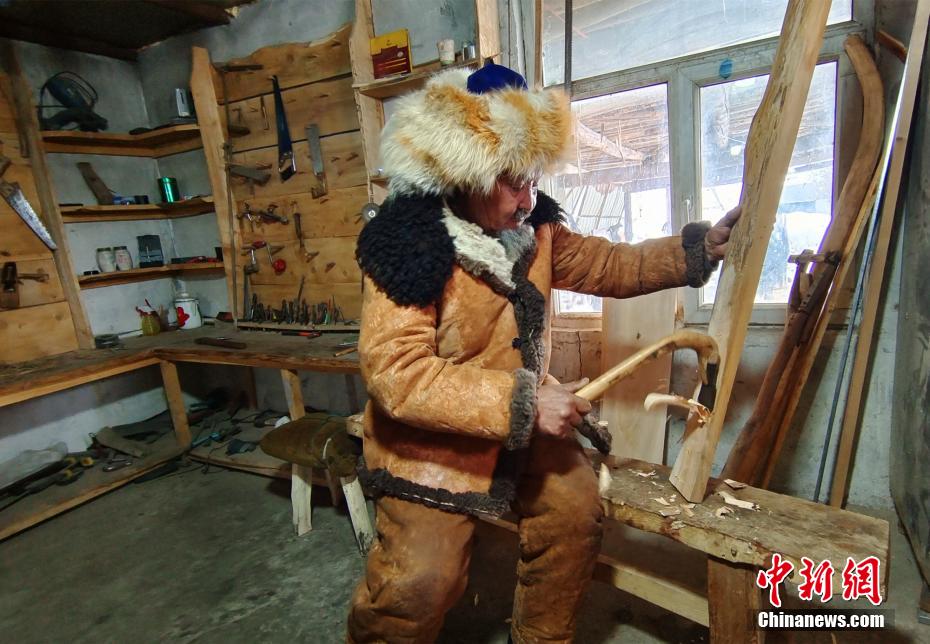 بدعم من الحكومة المحلية: صناعة الزلاجات التقليدية في شينجيانغ تعود إلى الحياة من جديد