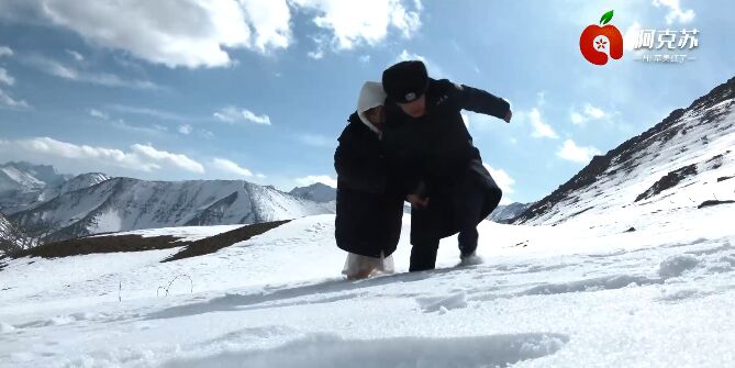 حفل زفاف على قمة جبل جليدي يبلغ ارتفاعه أكثر من أربعة آلاف متر
