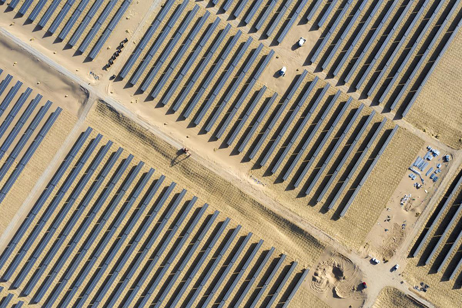 محطة تجمع بين توليد الطاقة الشمسية ومكافحة التصحر في قانسو