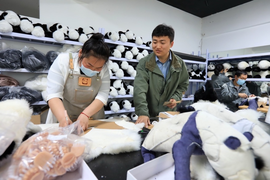 تشنغدو .. دمى باندا عملاقة صناعة يدوية تصدر إلى أكثر من 50 دولة ومنطقة