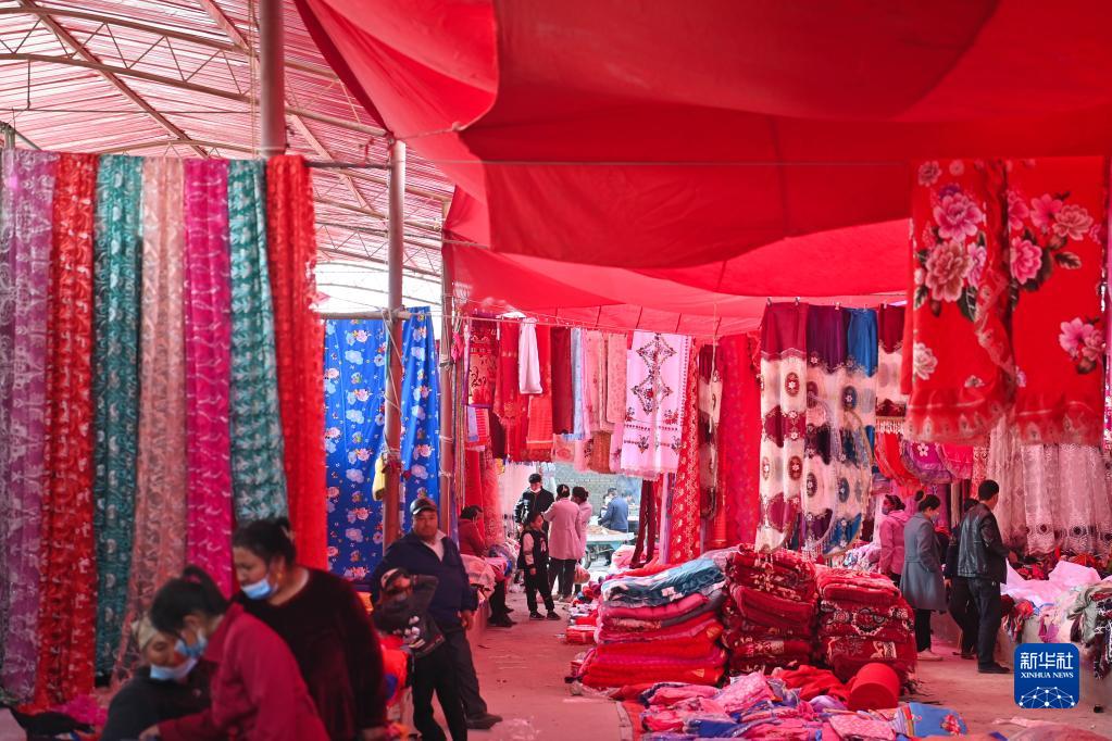 البازارات العامة في ياركان (شينجيانغ) ملتقى سكان القرى كل أسبوع