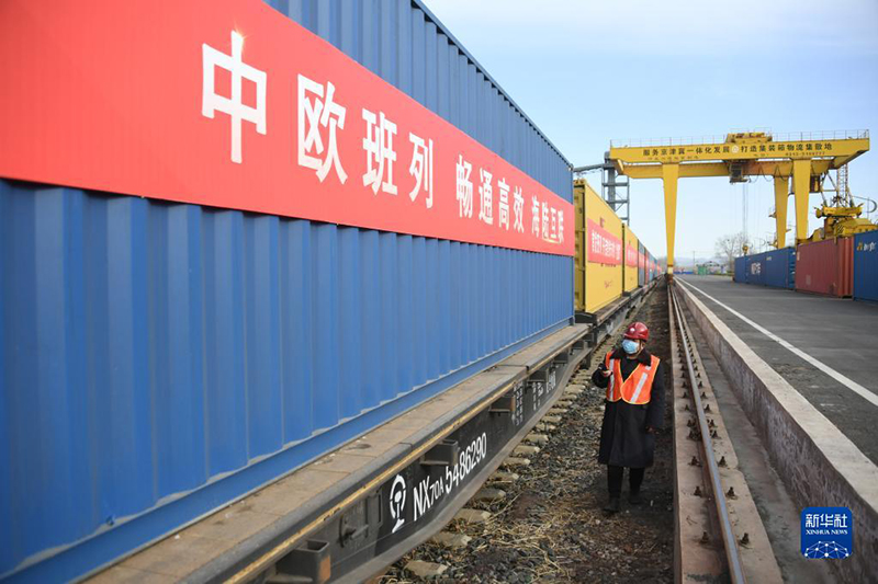 بكين تطلق أول خدمة لتسيير قطار شحن مباشر بين الصين وأوروبا