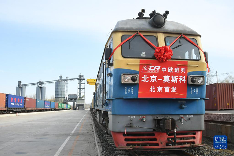 بكين تطلق أول خدمة لتسيير قطار شحن مباشر بين الصين وأوروبا