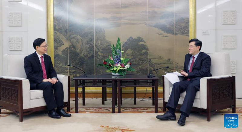 عضو مجلس الدولة الصيني تشين قانغ يجتمع مع الرئيس التنفيذي لمنطقة هونغ كونغ الإدارية الخاصة
