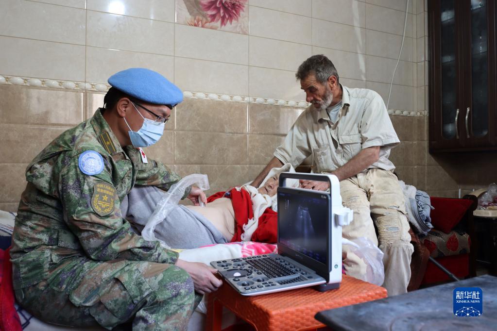 فريق طبي صيني لحفظ السلام يوفر خدمات صحية متنقلة في قرية لبنانية