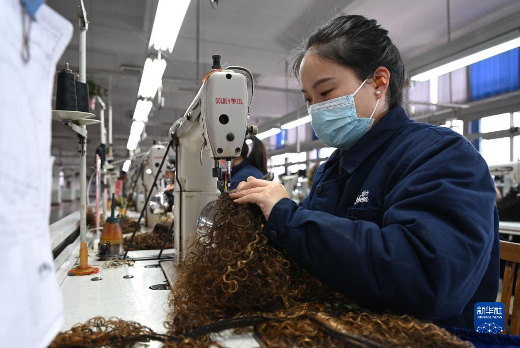 الشعر الاصطناعي الصيني يجد رواجا في الأسواق الأجنبية