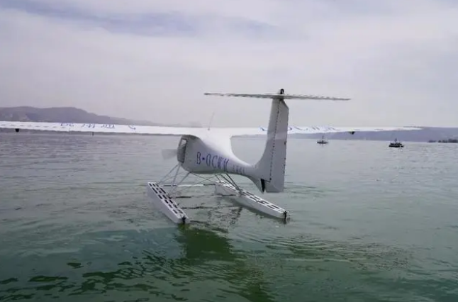 معهد لياونينغ للطيران يسلّم أول طائرة كهربائية عائمة في العالم